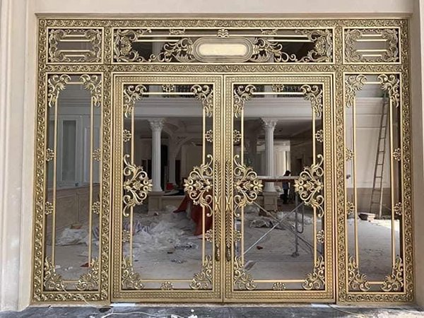 Cổng nhôm đúc kính mẫu 13