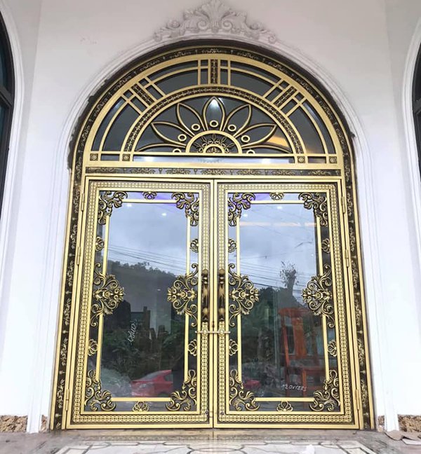 Cổng nhôm đúc kính mẫu 1