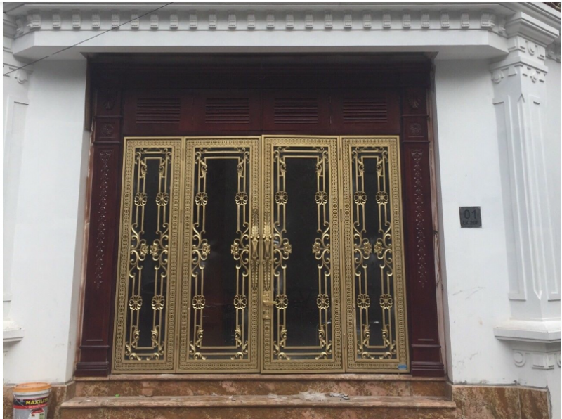 Cổng nhôm đúc kính mẫu 3